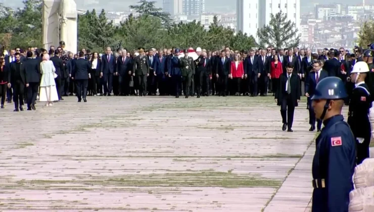 TBMM Başkanı Numan Kurtulmuş ve devlet erkanı Anıtkabir’i ziyaret etti