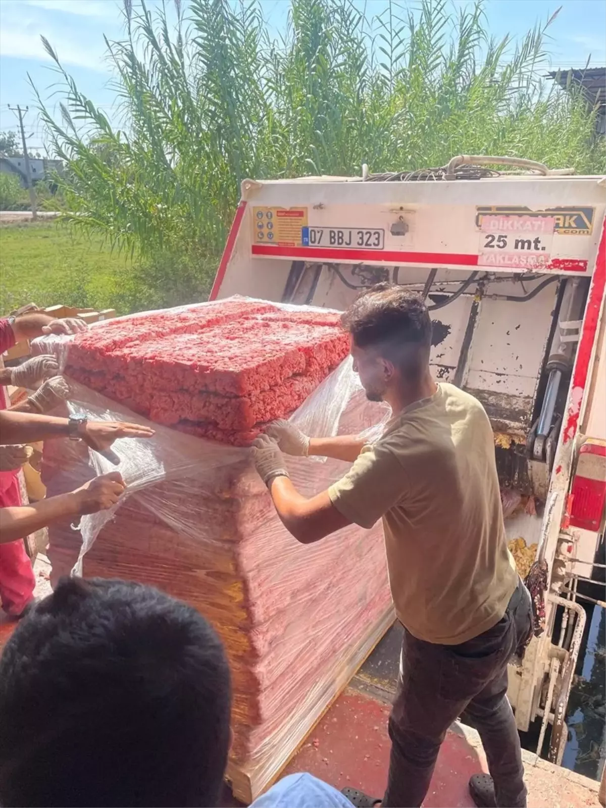 Antalya’da Bozuk Tavuk Ürünlerine Baskın: 17 Ton İmha Edildi