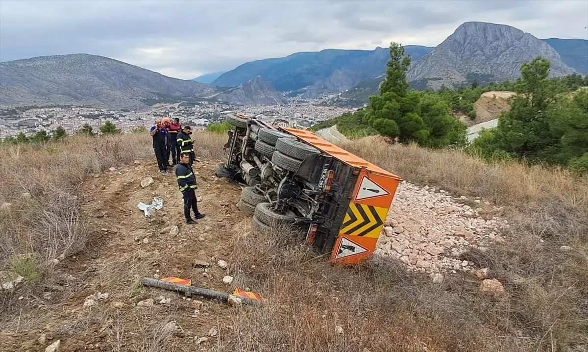 Amasya’da Freni Boşalan Kamyon Devrildi