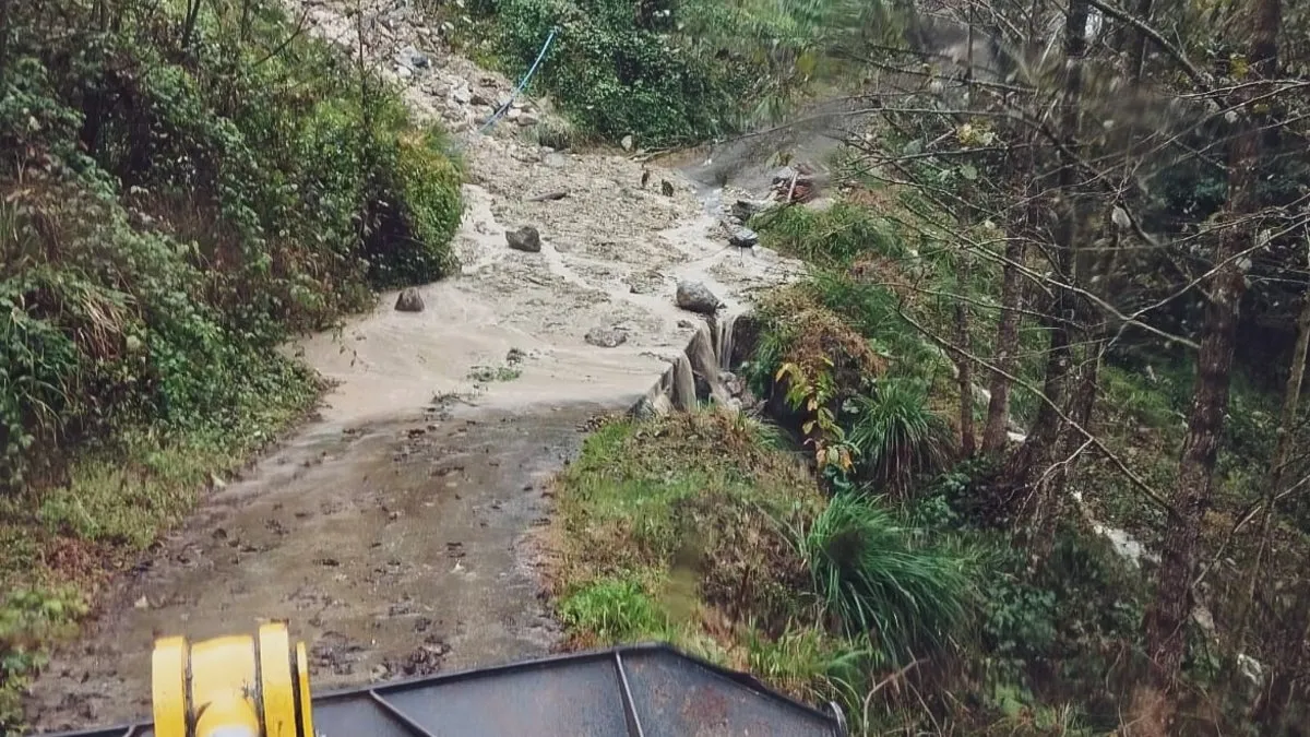 Sağanak yağış yolları kapadı