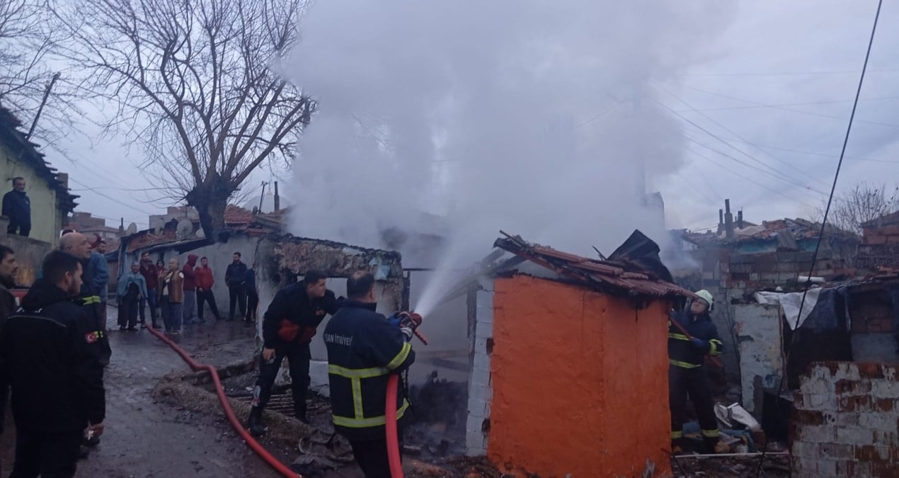 Devrilen kömür sobası evi küle çevirdi